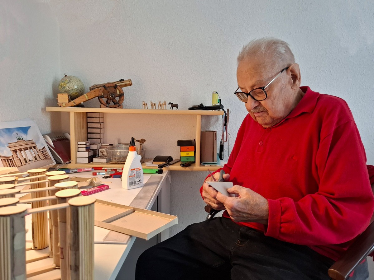 Mehr über den Artikel erfahren Mit Herz und Holzleim: Rudi Laskowskis kleine Kunstwerke