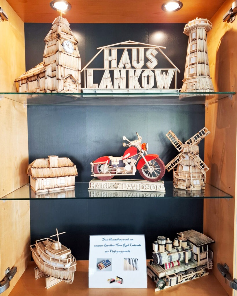 Vitrine mit den Kunstwerken von Rudi Laskowski