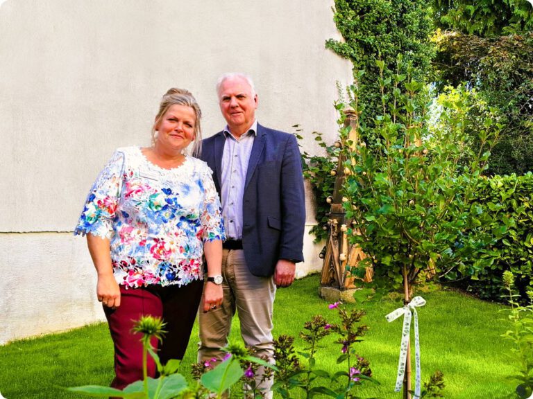 Stefanie Mortensen-Schopf und Frank-Holger Blümel im Garten der Tagespflege Wittrock-Haus